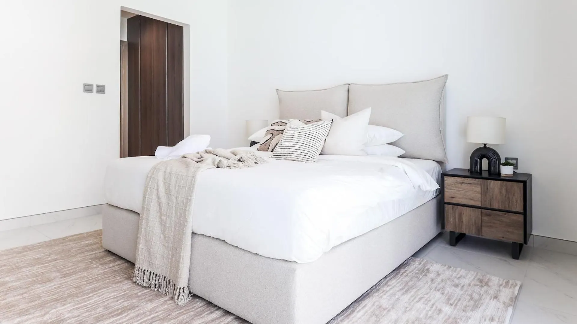 Apartment Elite Lux Holiday Homes - Lagoon View 1 Bedroom Luxury Oasis In Mbr Dubai